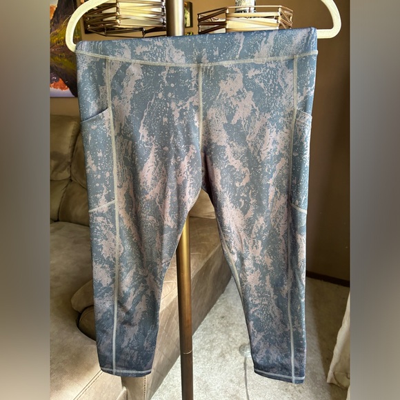 Zyia Active (8/10) Cropped Leggings with Side Pockets - Picture 3 of 5